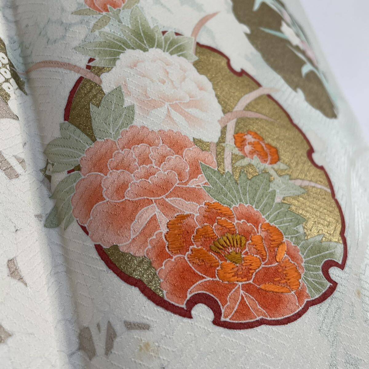 D818 付け下げ訪問着 綸子 蘇州刺繍 金彩加工 型染め 雪輪 牡丹 草花 