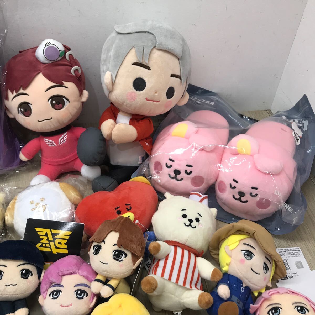 145 ☆ 1円〜 BTS TiNY TAN B21 多め 帽子 マスコット スリッパ アクキー UNO ぬいぐるみ ブランケット など 中古 未検品【同梱不可】_2
