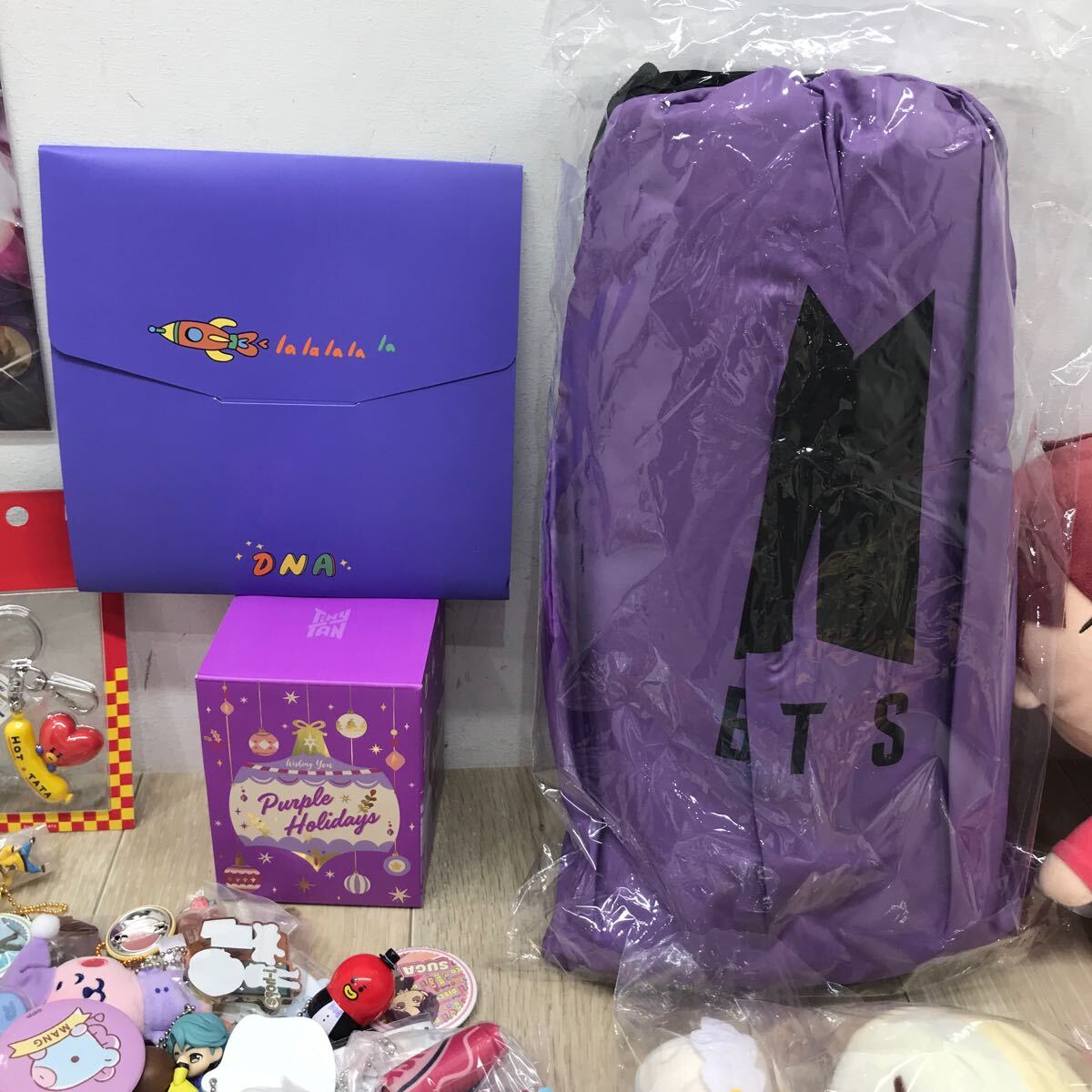 145 ☆ 1円〜 BTS TiNY TAN B21 多め 帽子 マスコット スリッパ アクキー UNO ぬいぐるみ ブランケット など 中古 未検品【同梱不可】_4