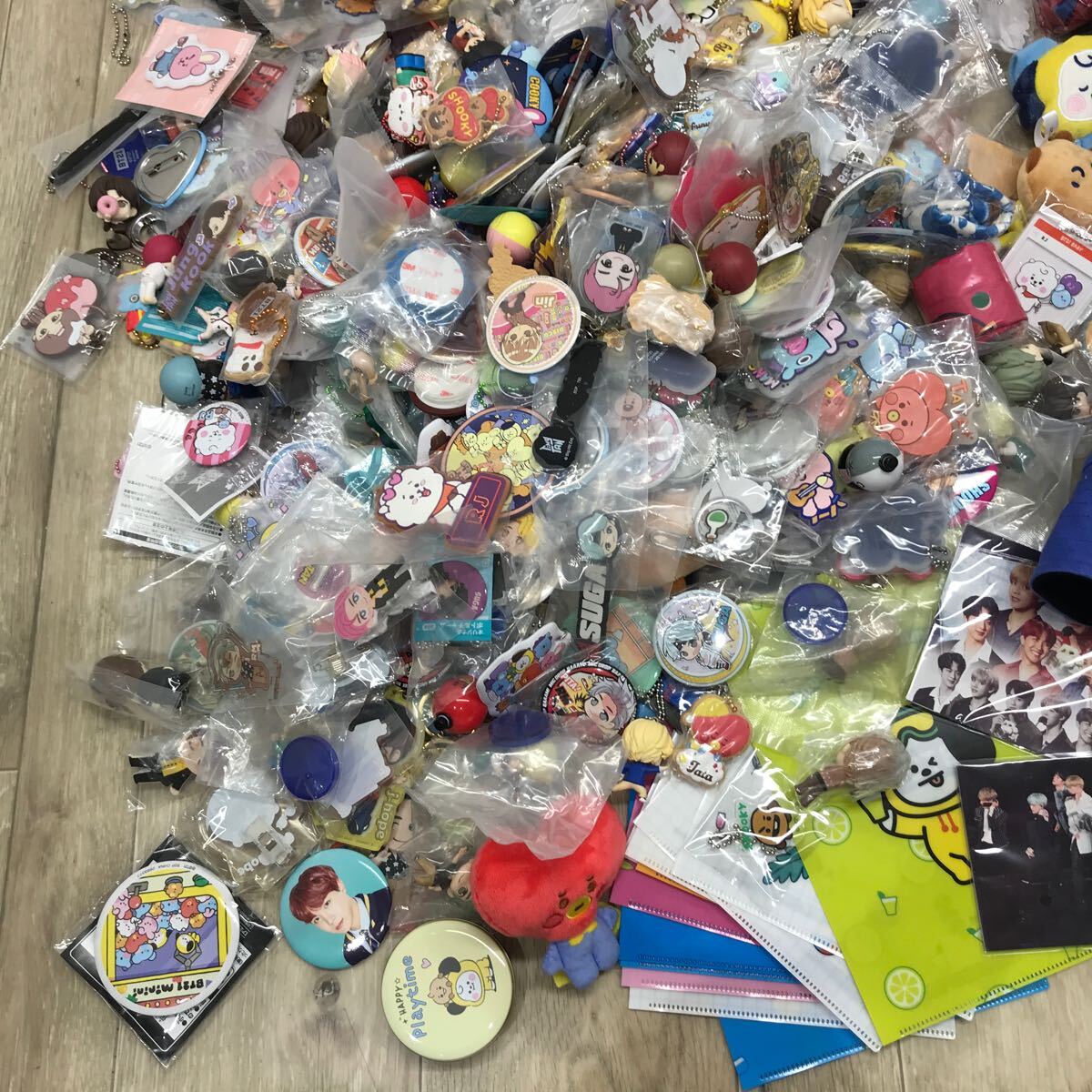 145 ☆ 1円〜 BTS TiNY TAN B21 多め 帽子 マスコット スリッパ アクキー UNO ぬいぐるみ ブランケット など 中古 未検品【同梱不可】_8