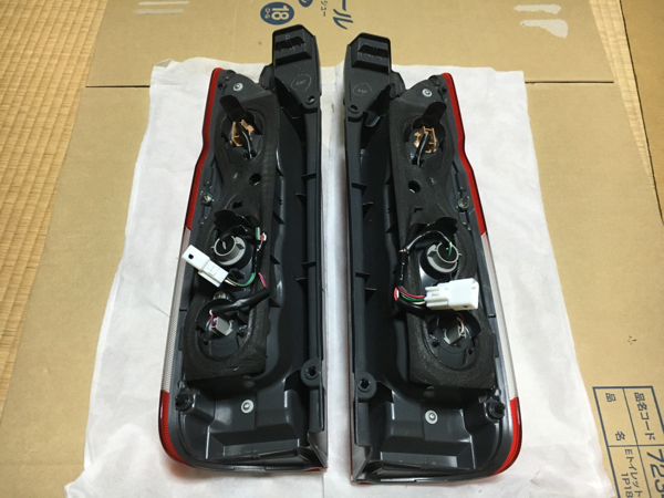 送料無料] 新車外し！左右セット☆トヨタ 4 5 6 7 型 200系 ハイエース