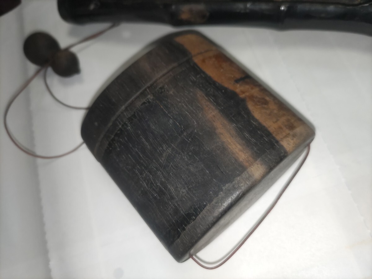 提げ物 唐木黒檀 手彫り 牛 根付 龍文細工緒締め 革製 煙草入れ E01025煙草