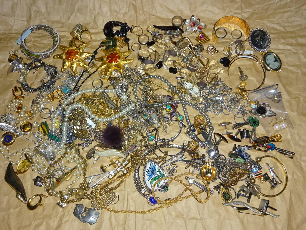 アクセサリーいろいろまとめて　約1.7Kg　中古品・指輪・ネックレス・タイピン・ブローチなど