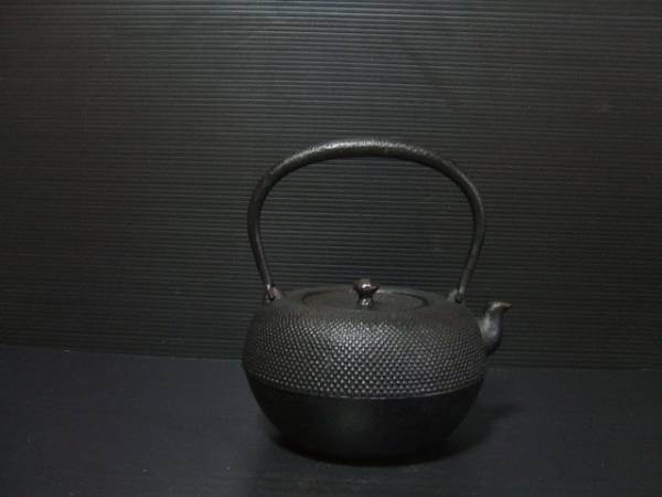 南部鉄器 霰 – 有限会社薫山工房 1.4L 砂鉄製鉄瓶 鉄鉢型