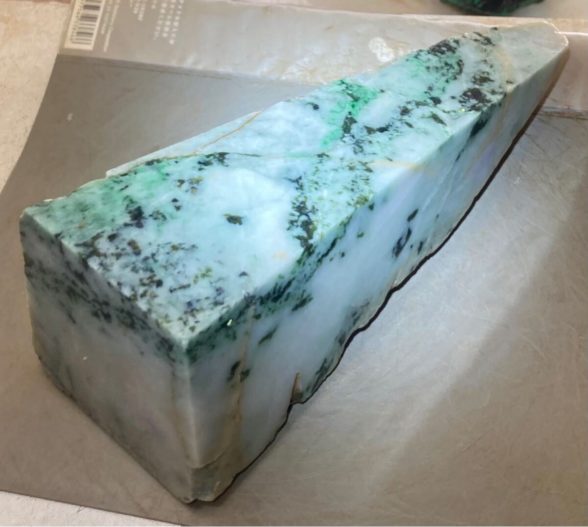 ミャンマー産超巨石天然本翡翠原石2.68kg4面カット内1面のみ磨き済み