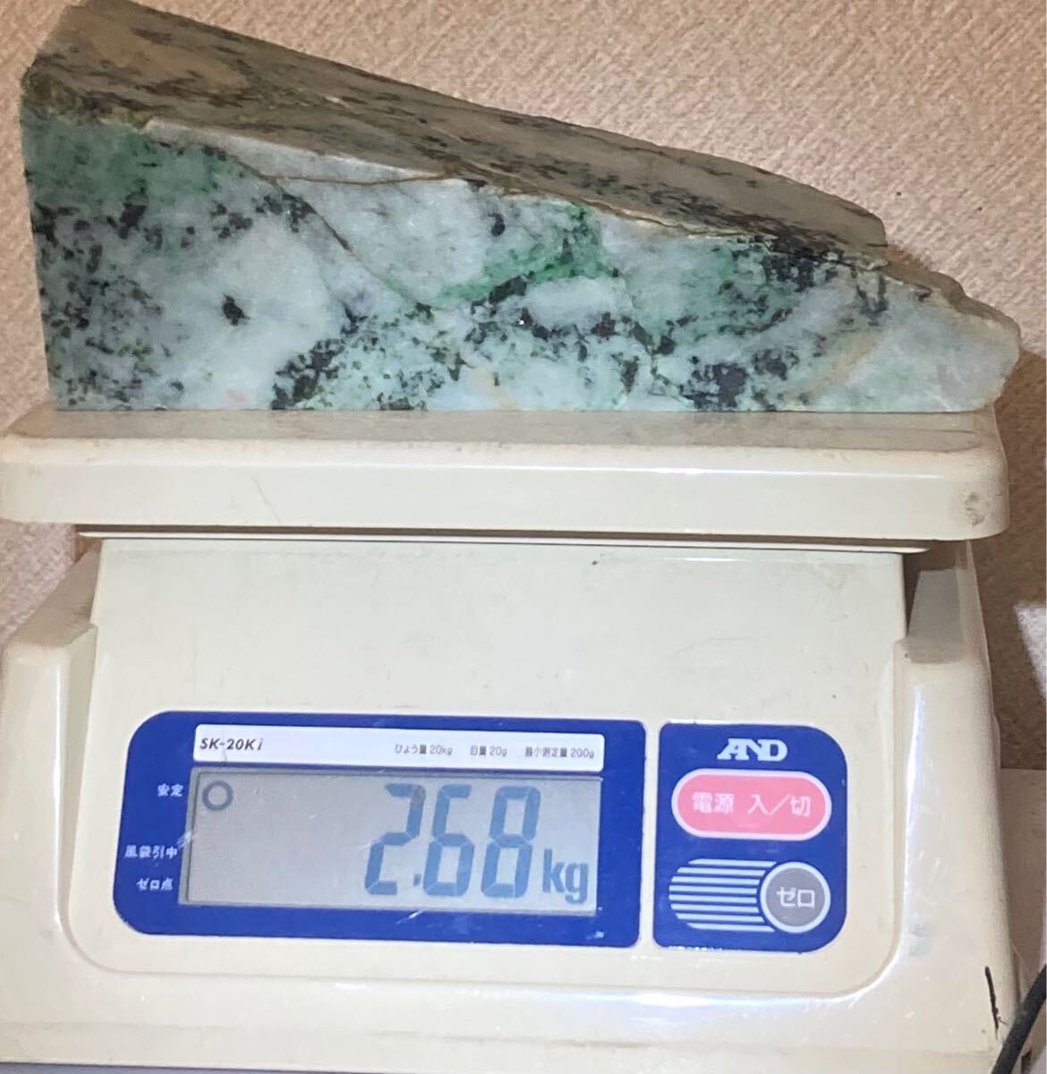 ミャンマー産超巨石天然本翡翠原石2.68kg4面カット内1面のみ磨き済み