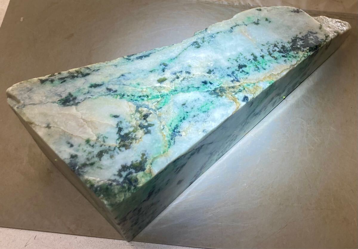 ミャンマー産超巨石天然本翡翠原石2.68kg4面カット内1面のみ磨き済み