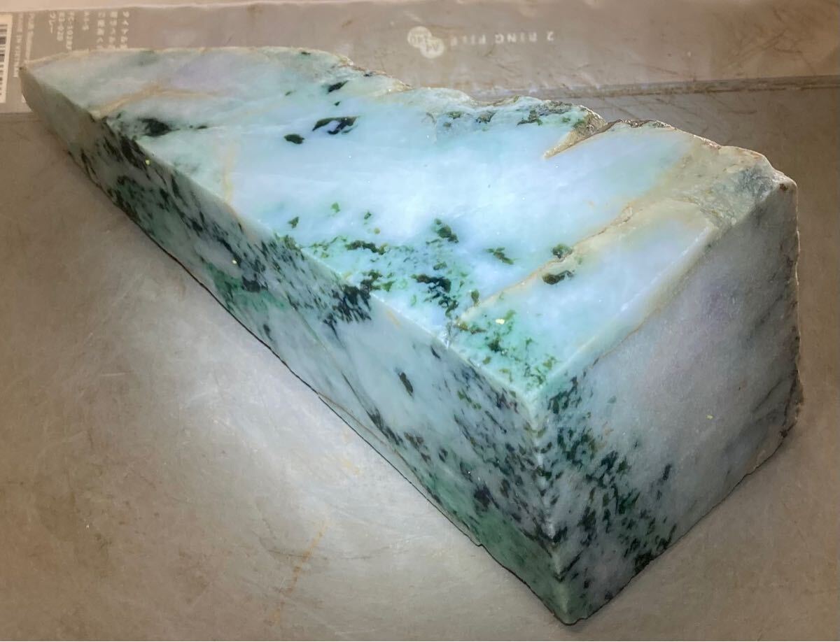 ミャンマー産超巨石天然本翡翠原石2.68kg4面カット内1面のみ磨き済み