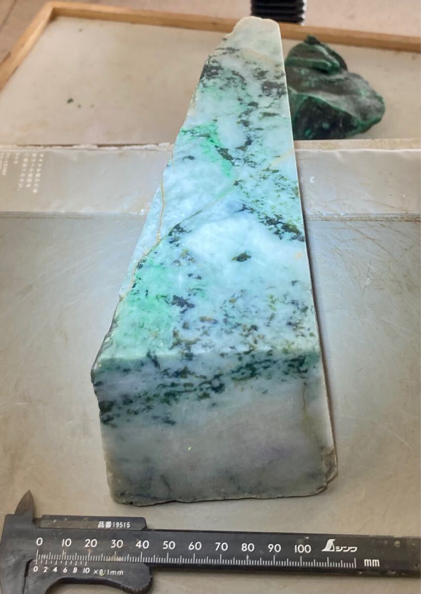 ミャンマー産超巨石天然本翡翠原石2.68kg4面カット内1面のみ磨き済み