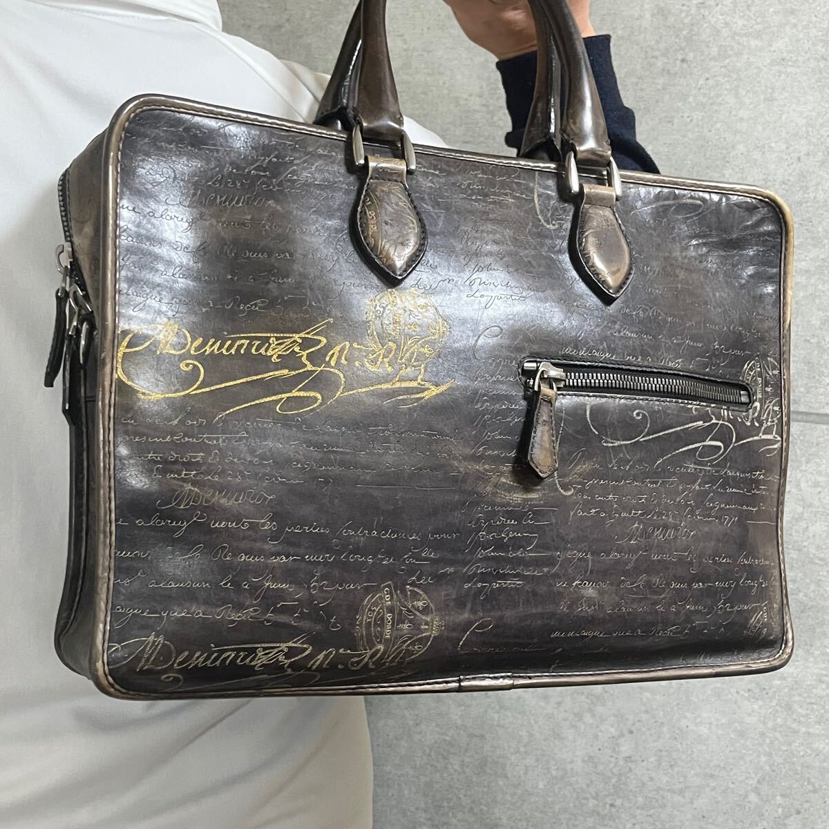 『最高級品 激渋』ベルルッティ BERLUTI ビジネスバッグ アンジュール カリグラフィ ブリーフケース ゴールド メンズ ブラック グレー 