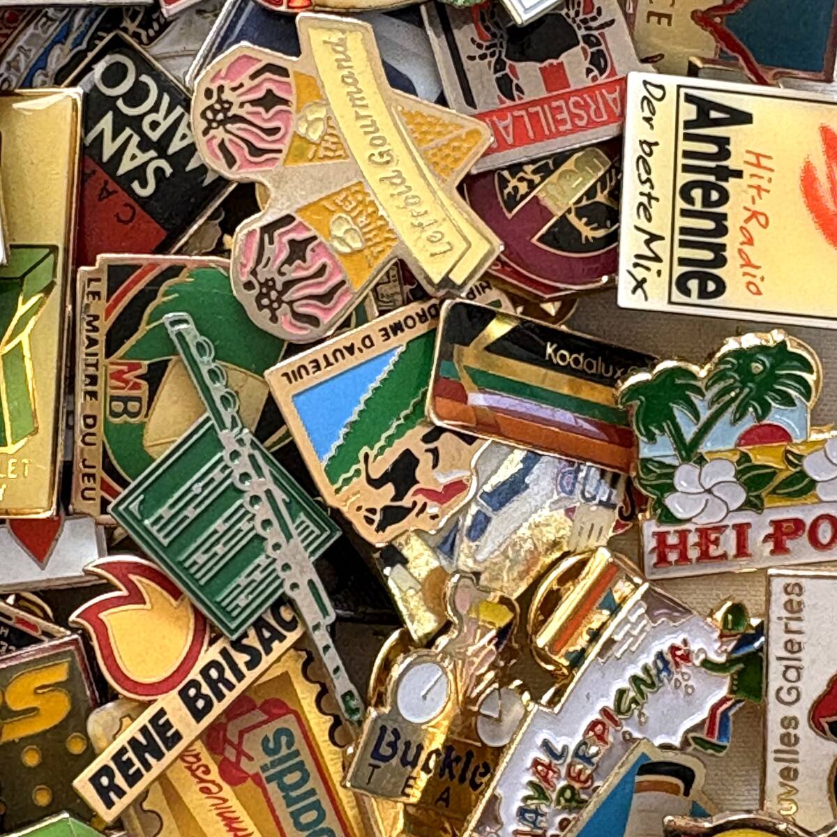 ☆200個セット ☆留め具装着済み！☆フランス雑貨 ☆ピンバッジ ピンズ 