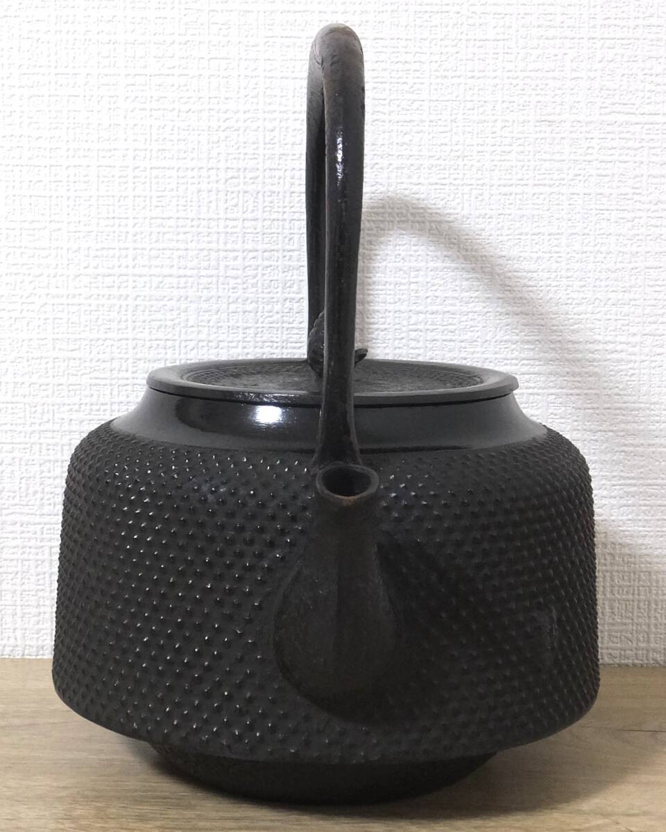 未使用品、供箱、付属品付　南部盛栄堂造　１８型万代屋アラレ　南部鉄瓶　南部鉄器 未使用品 南部盛栄堂 南部鉄器 南部鉄瓶 万代 あられ 1.8L 伝統工芸品