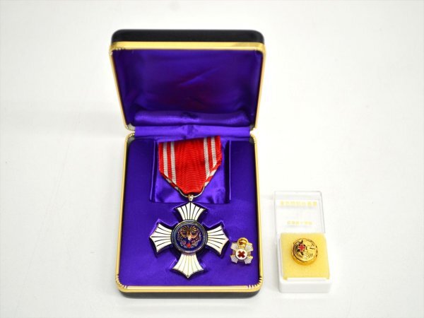 KM657○レトロ品!!○日本赤十字社 金色有功章 + 純銀バッジ・金色特別