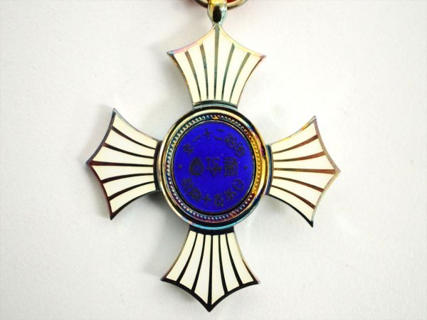 KM657○レトロ品!!○日本赤十字社 金色有功章 + 純銀バッジ・金色特別