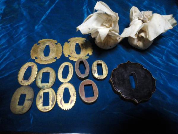 珍品　仁王像の剣の鍔　水牛の角に覆輪　セッパ　武具　仏具　