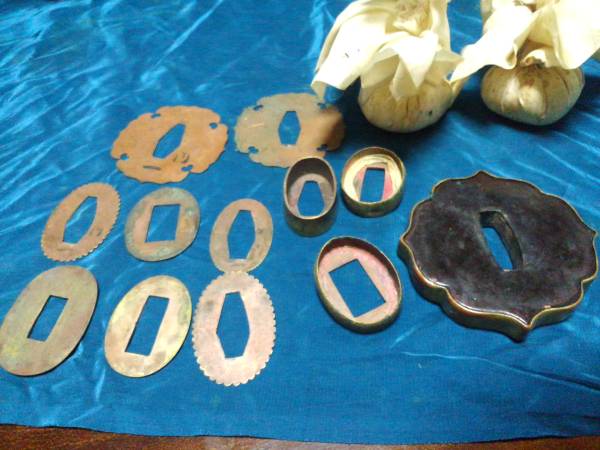 珍品　仁王像の剣の鍔　水牛の角に覆輪　セッパ　武具　仏具　