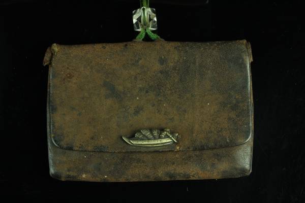 櫻】時代古玩 革製煙草入 細密彫骨細工煙管入付 提物 .ee 櫻時代古玩革