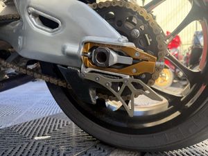 YZF-R1 / YZF-R6 / MT-10 RC甲子園 製 リアスタンドフック カーボンリアスプロケットガー