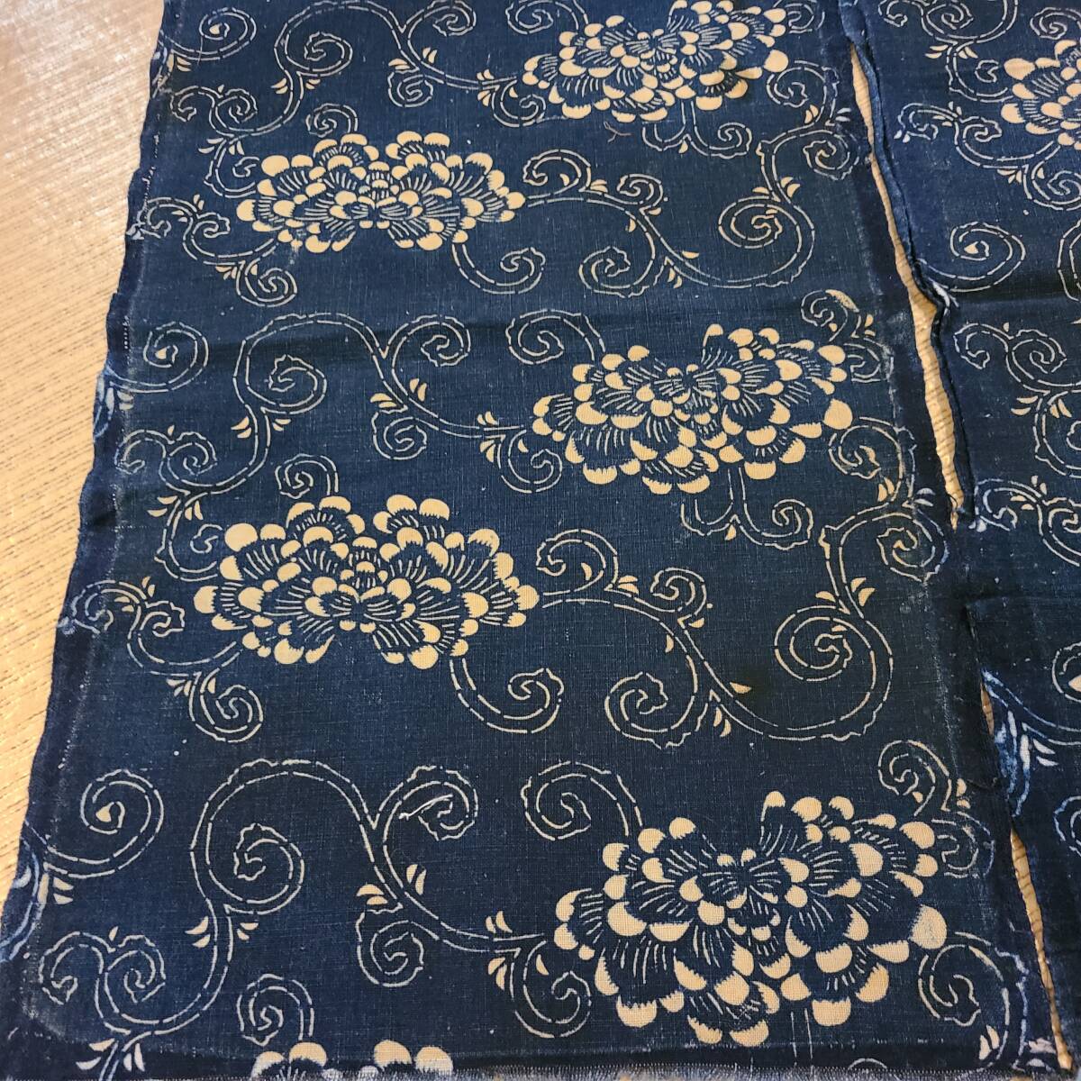 時代物アンティーク夜着②　藍染め綿入り ◇藍染木綿 菊唐草文様 型染 二幅◇ 時代衣装古裂古布型染絵絣筒描幟旗