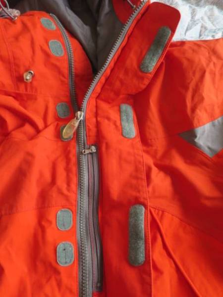 美品ヘリーハンセン赤×グレー　マウンテンパーカー