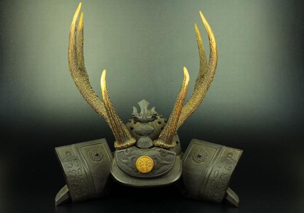 【ひつじ】武山作 木彫鹿角兜形刀掛