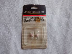 ＭＡＧ　ミニマグライト用　電球　２個　　ブリスターパック入り　　新品　　未使用品