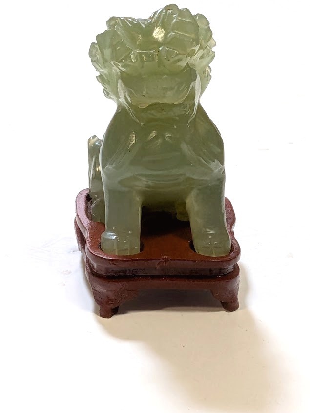 【美品】獅子　雕刻　玉石　翡翠　置物　インテリア　工芸品　美術品　A2817 中国美術 翡翠 ヒスイ 緑玉石 玉石 獅子 狛犬 石獅子 木台付 置物