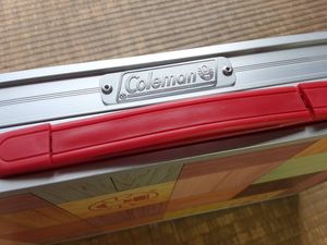 コールマン ナチュラル モザイク ミニ テーブル　赤ハンドル　COLEMAN 　NATURAL MOSAIC