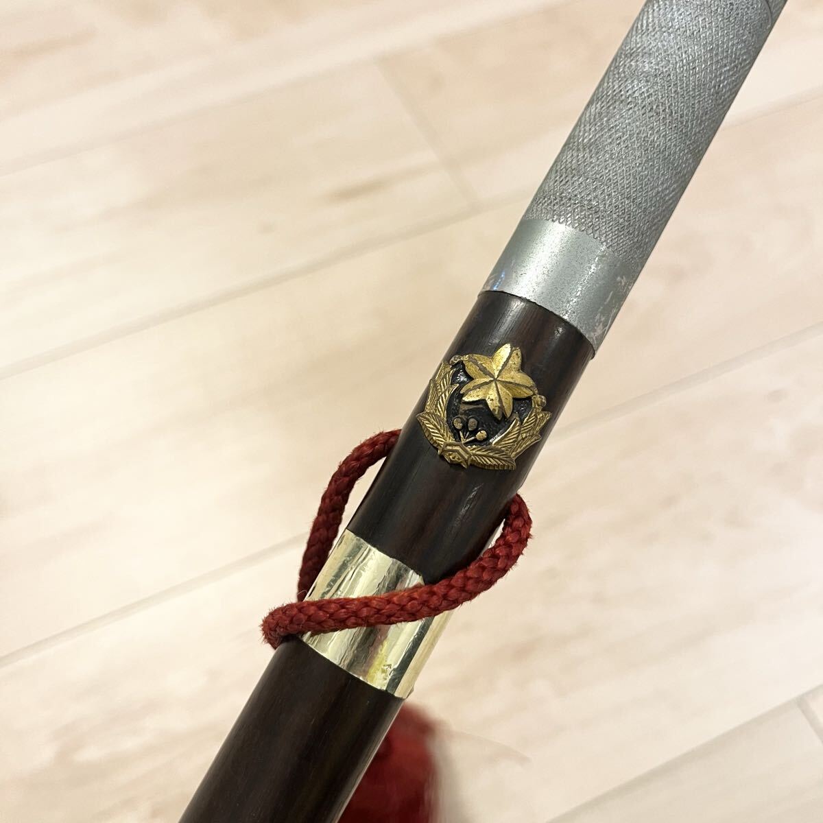 日本軍 自衛隊 指揮棒 和弘 謹作 黒檀 木刀 未使用品 全長90㎝ 468g 稀少 自衛隊 指揮棒 黒檀 荒牧木刀謹製 全長約89cm 当時物(個人装備