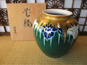 九谷焼 花瓶 金彩菖蒲図 共箱付 和》 九谷焼 花瓶 色絵金彩 菖蒲の図 泉岳（銘）未使用 合わせ箱(花器