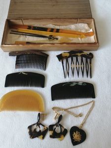 レトロ・アンティーク※鼈甲 簪・ くし・珊瑚 ・塗り 簪 くし  5点  ※ 櫛（くし）笄（こうがい） 鼈甲（べっこう） 蜻蛉（とんぼ）文様