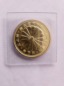 天皇陛下御在位60年 純金(単品)の中古価格は482,040円｜記念硬貨の新品