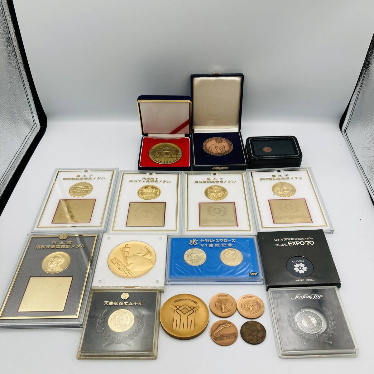 天皇御在位五十年の値段と価格推移は？｜6件の売買データから天皇御在