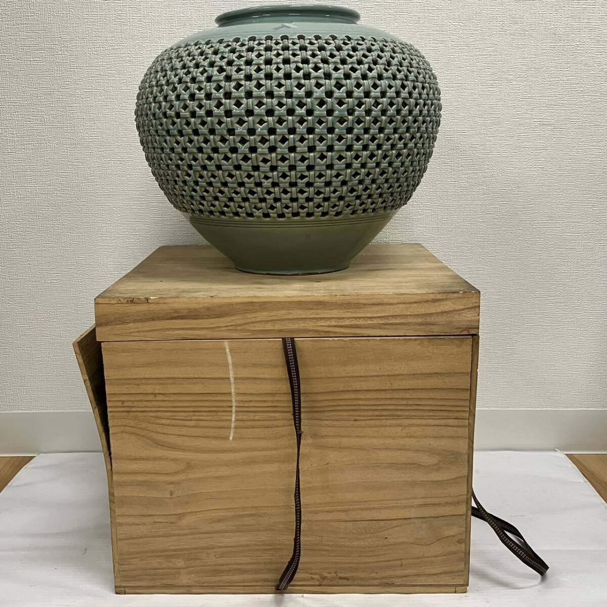 韓国青磁壺の値段と価格推移は？｜1件の売買データから韓国青磁壺の