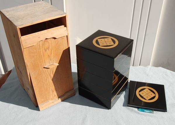 輪島塗　五段 重箱 家紋：丸に隅立て四つ目　