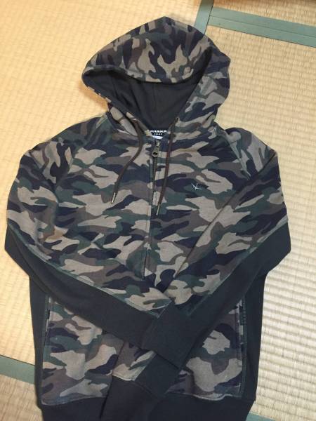 美品1piu1uguale3 リラックス カモフラパーカーサイズS