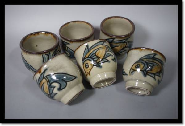 琉球　湯呑み　壷屋　魚　海老　在銘