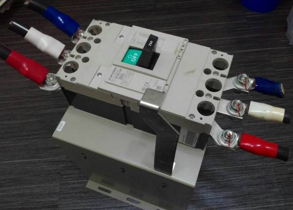 ◎三菱 ノーヒューズブレーカ NF400-SW 250A　送料込み