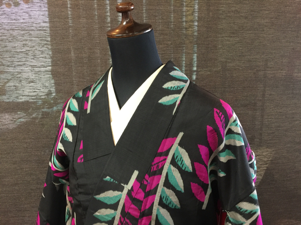 ○ひょうたん堂○ 銘仙 アンティーク着物 黒地 vividピンク