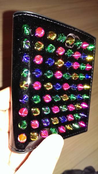 ルブタン（ChristianLouboutin）２つ折り財布　カラフルスタッズ　内側レッド[送料込み]