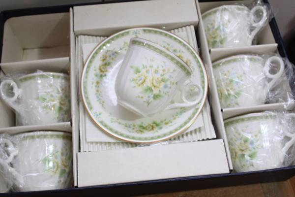  ナルミ カップ＆ソーサー ６客 花ブーケ BONE CHINA(ナルミ)｜売買されたオークション情報、yahooの商品情報をアーカイブ公開 - オークファン ナルミ