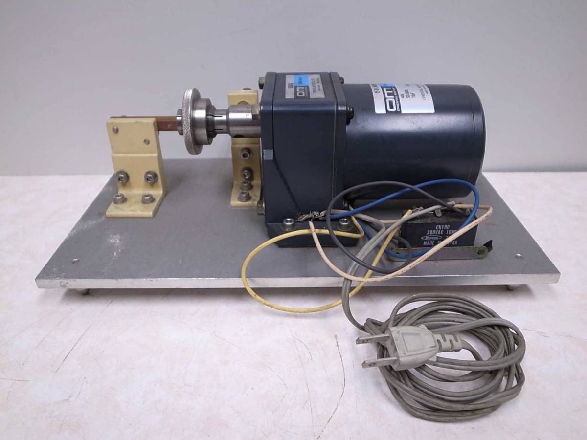 ベンチレースのチャックのような物が付いたギヤードモーター、何かにお使い下さい。