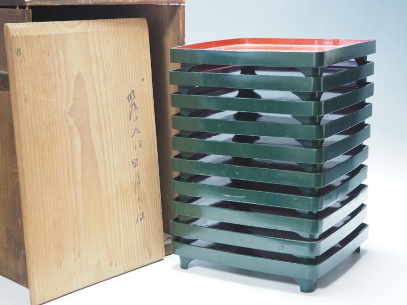 T709306 【 明治期 青内朱 足付 雛膳 十客揃 時代箱付 】　検) 木工芸 漆芸 茶懐石 木製 四方膳 脚付 会席膳 懐石膳 膳 古玩 古い a10ⅲ 当オークションをご覧頂きましてありがとうございます