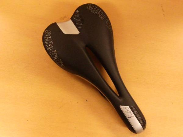 Selle ITALIA X-1 LADY FLOW フロー 穴あき ブラック 女性 SALE