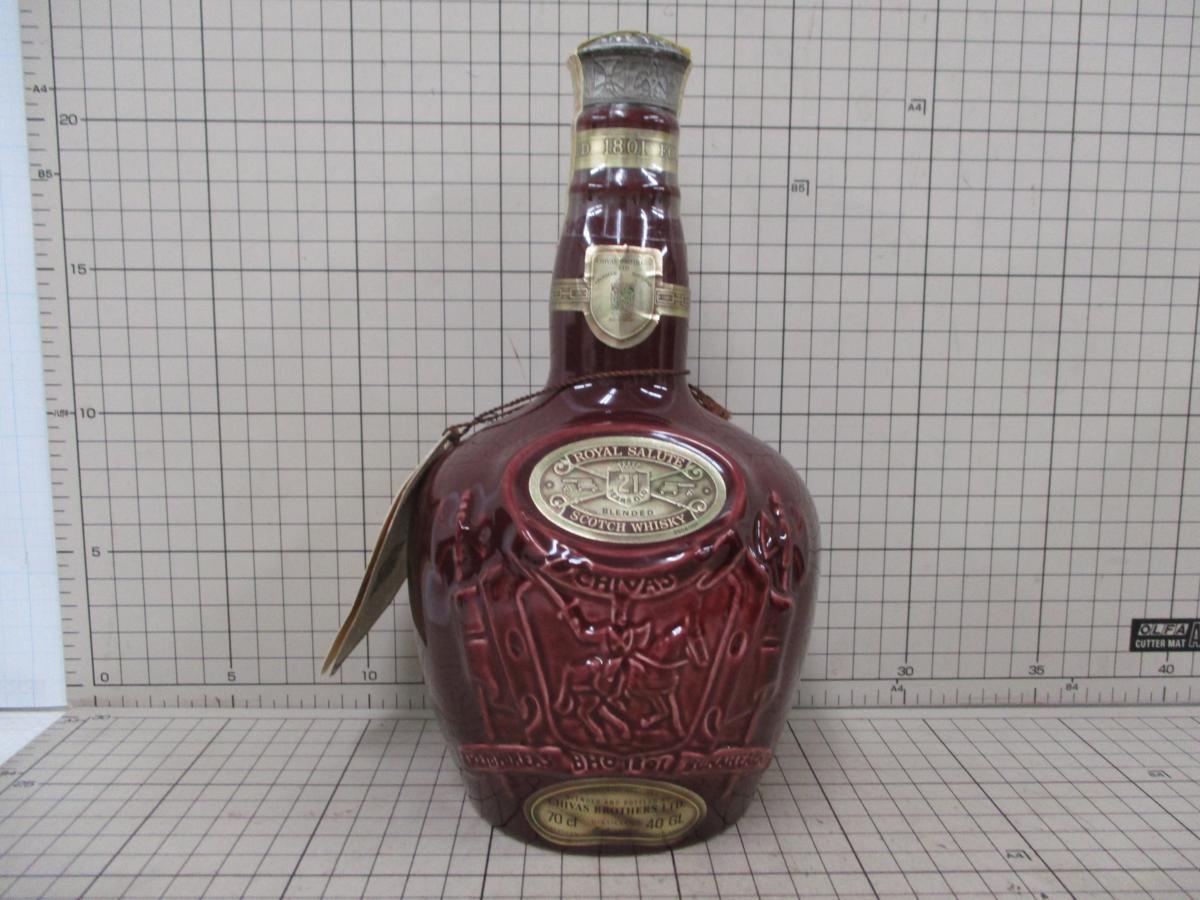 【1円】Ｅ36★古酒★1円～★ROYAL SALUTE 　ロイヤルサルート 21年 陶器ボトル 赤　巾着付き　700ml　４０％　箱付★