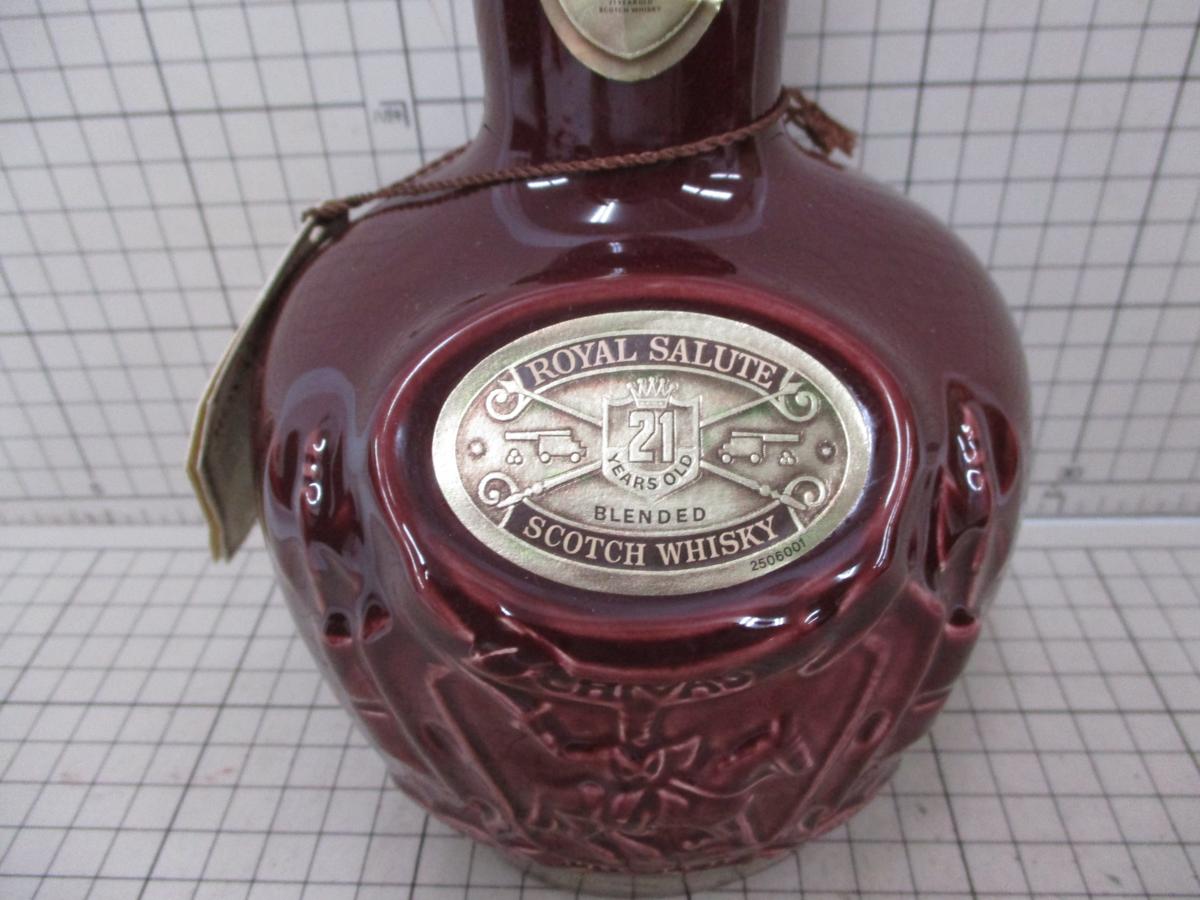 【1円】Ｅ36★古酒★1円～★ROYAL SALUTE 　ロイヤルサルート 21年 陶器ボトル 赤　巾着付き　700ml　４０％　箱付★