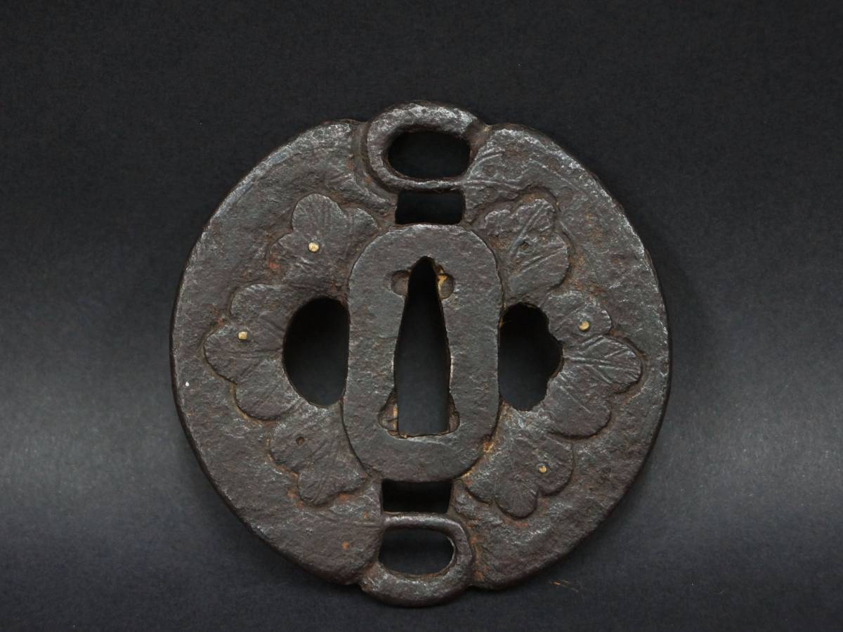 時代武具 刀装具 重次銘 桜透かし彫り 鉄製鍔 【閑寂堂】旧家蔵出