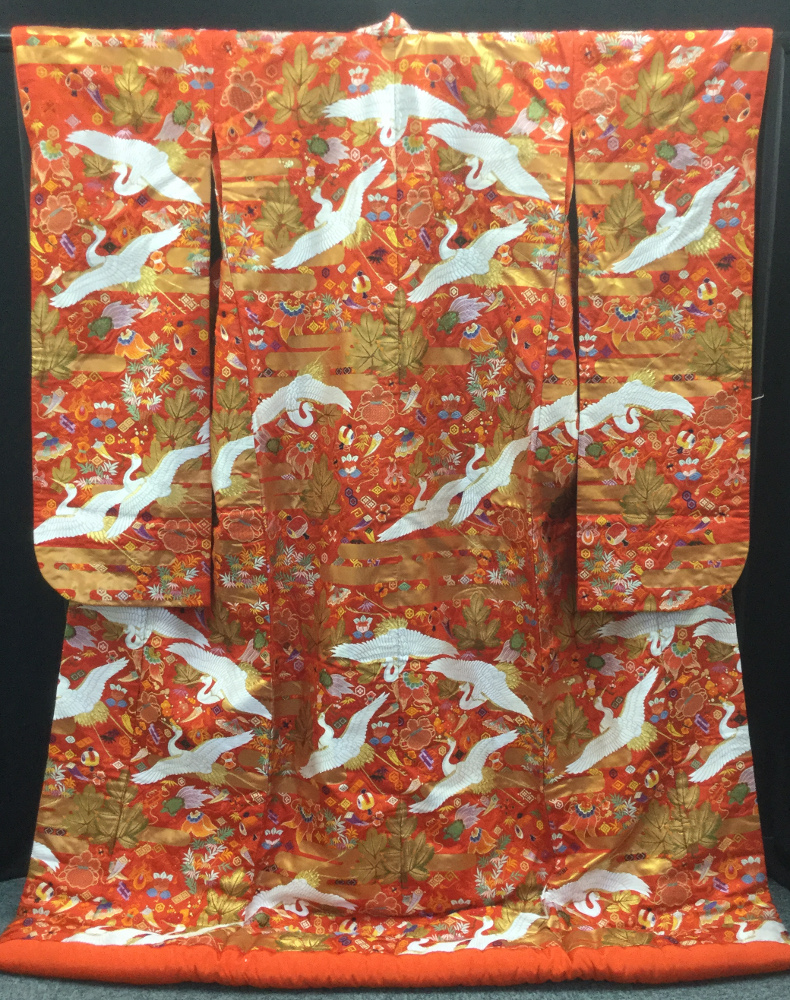 打掛★正絹織打掛★朱赤の総柄　飛び鶴に金霞・松　宝づくしの柄　落款入