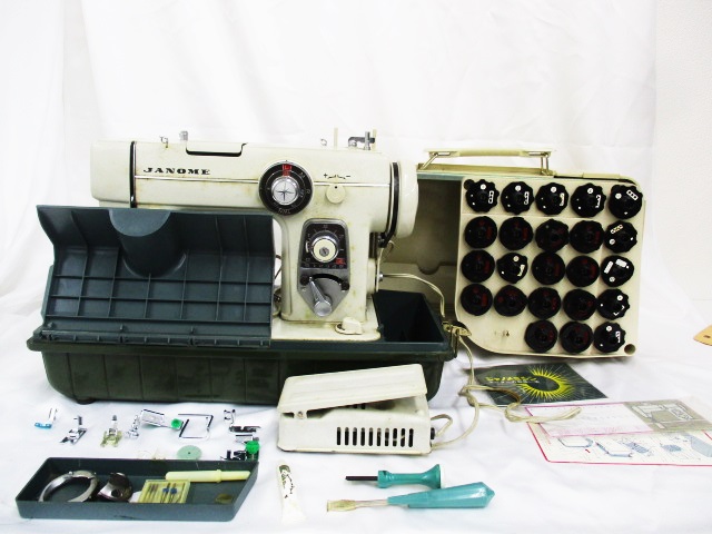 JANOME ジャノメ 電動ミシン MODEL 680 本体 フットペダル ケース付 通電確認済 ジャンク 大ReB13 1018 3