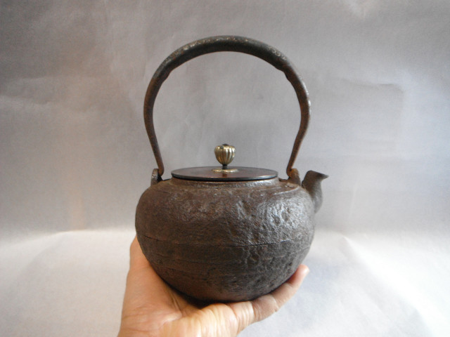 大得価，定番人気 古い煎茶道具☆古作鉄瓶 龍文堂造 岩肌